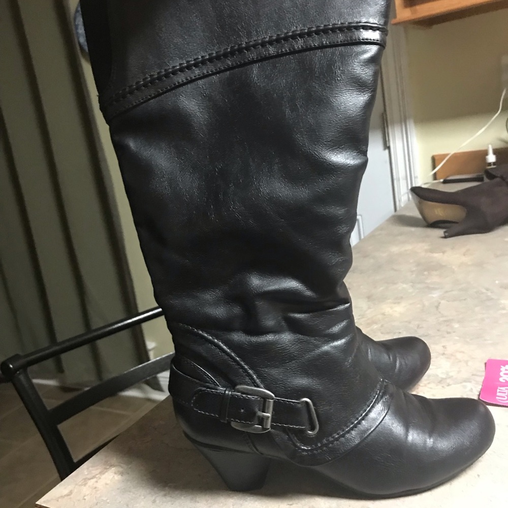 Bare traps black boots. 7 wide calf.